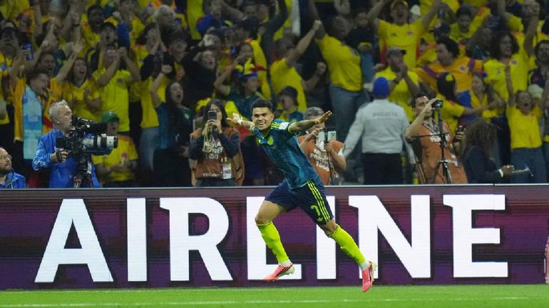 Victoria de Colombia ante Uzbekistan | AP
