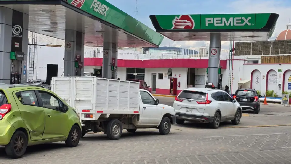 Las gasolineras que continúan abiertas presentan largas filas / Redes Sociales