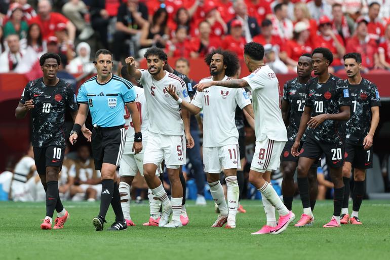 Jugadores de Qatar protestando la tarjeta roja ante Canadá | MEXSPORT