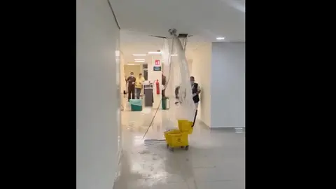 El agua de lluvia se coló hasta las instalaciones internas del hospital / Especial