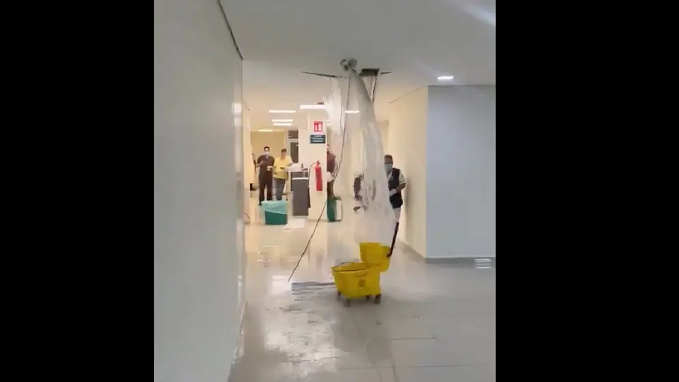 El agua de lluvia se coló hasta las instalaciones internas del hospital / Especial