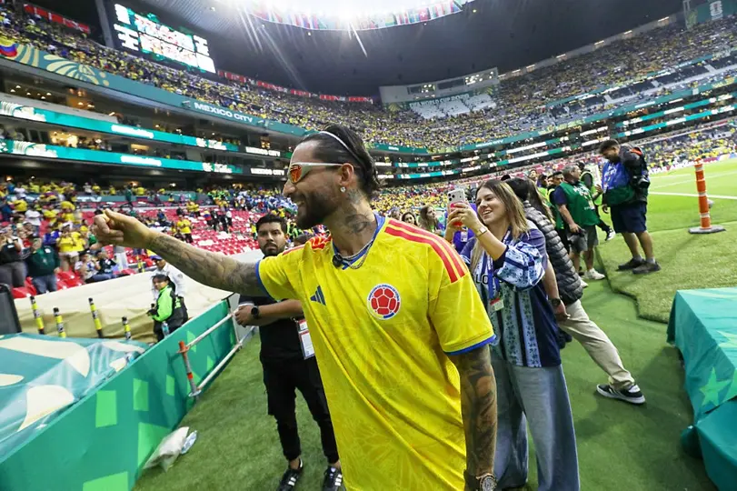 Maluma en el Estadio Ciudad de México apoyando a Colombia | AFP