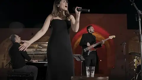 La cantante iraní también recibió una prohibición de dos años para ejercer actividades artísticas y salir del país./ YouTube