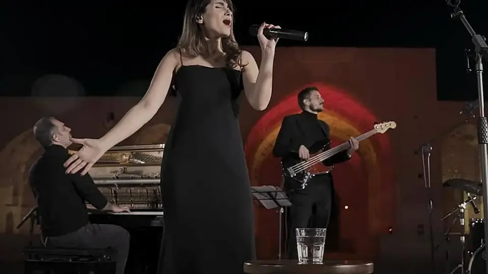 La cantante iraní también recibió una prohibición de dos años para ejercer actividades artísticas y salir del país./ YouTube
