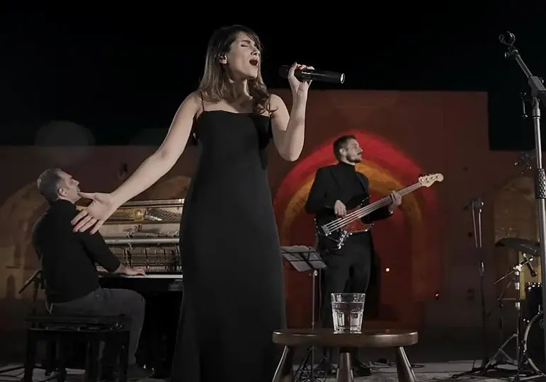 La cantante iraní también recibió una prohibición de dos años para ejercer actividades artísticas y salir del país./ YouTube