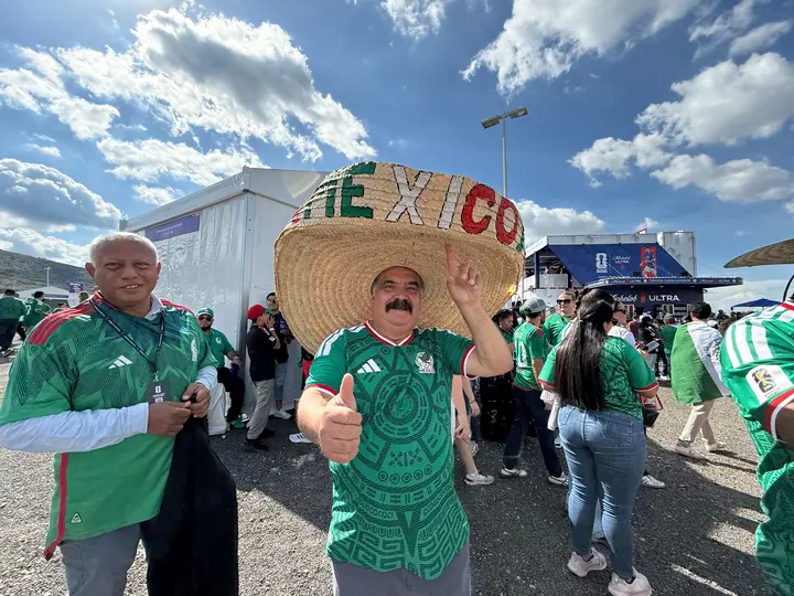 El Meme Chicano, aficionado mexicano | ALFREDO OLIVAREZ