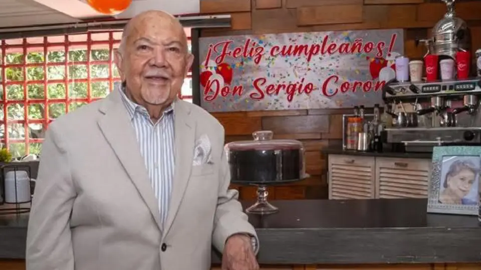 El actor, por su edad, ha vivido todos los Mundiales / FB: @sergiocoronamx