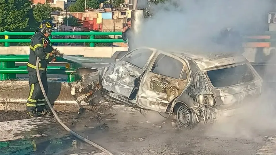 VIDEO / Tragedia en CDMX: automovilista fallece calcinado en accidente sobre Periférico