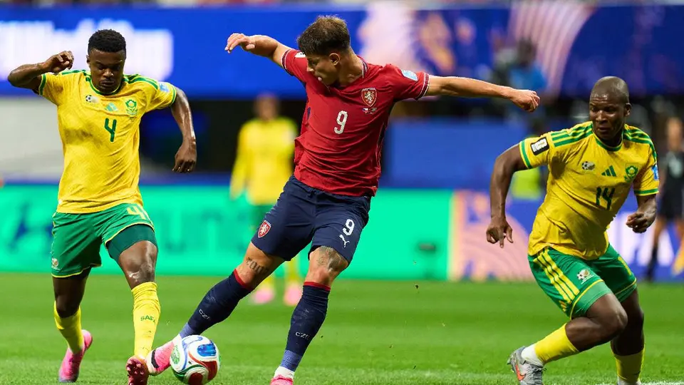 Teboho Mokoena de Sudáfrica, contra Adam Hlozek de Chequia | MEXSPORT