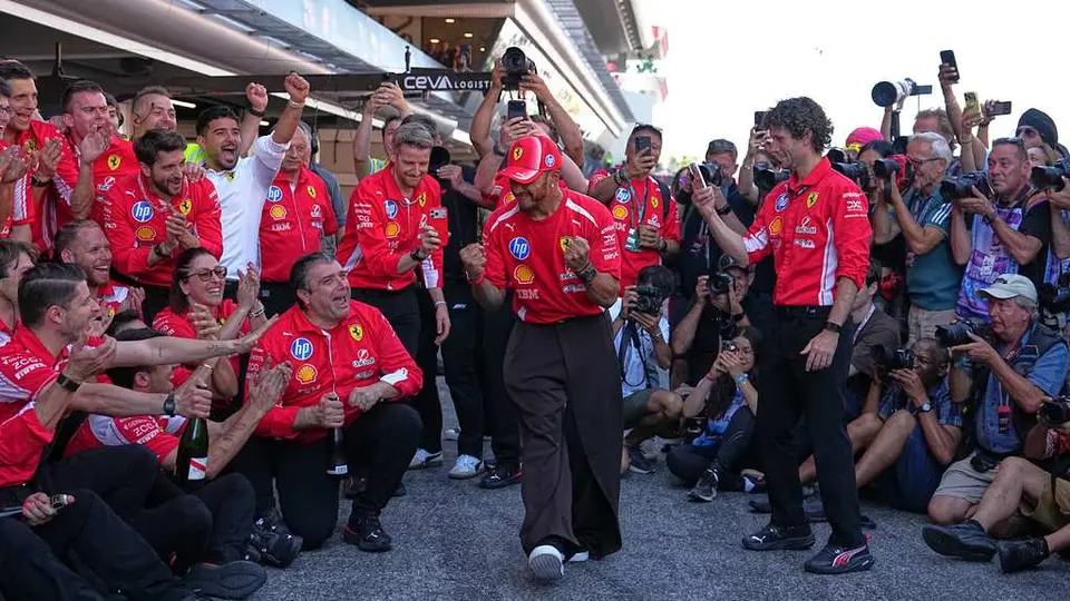 Lewis Hamilton celebra con Ferrari la victoria en el Gran Premio de Barcelona | AP