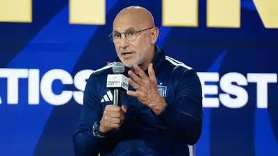 Afición argentina abuchea e interrumpe a Luis de la Fuente en conferencia
