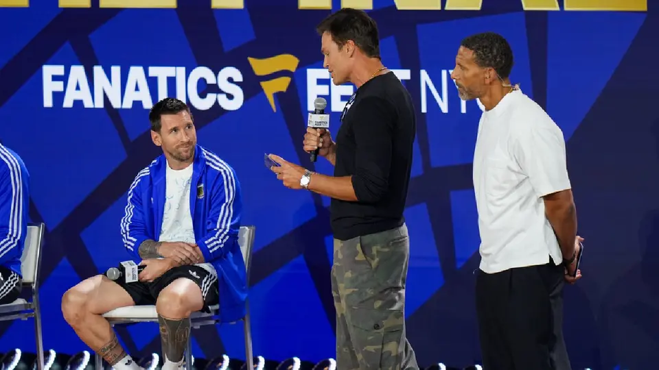 Lionel Messi y Tom Brady en evento de la FIFA | AP