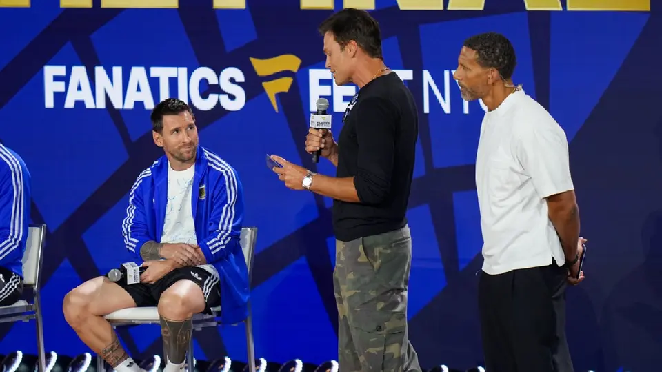 Lionel Messi y Tom Brady en evento de la FIFA | AP