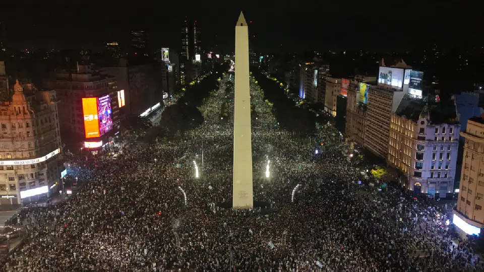 Periodista inglés desata polémica al decir que los argentinos "no tienen trabajo" y solo viven para el futbol