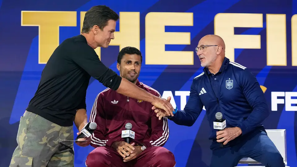 Tom Brady, Rodri y Luis de la Fuente, en evento de FIFA | AP