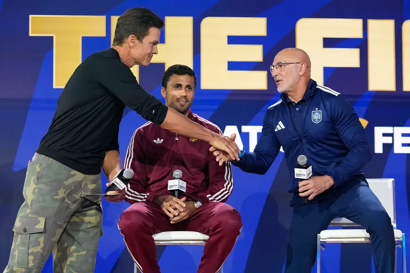 Tom Brady, Rodri y Luis de la Fuente, en evento de FIFA | AP