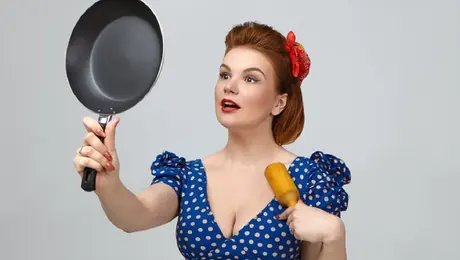 ¿Qué son las tradwives? El movimiento de esposas tradicionales que divide las redes sociales