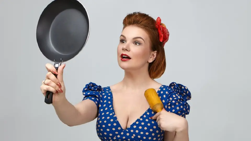 ¿Qué son las tradwives? El movimiento de esposas tradicionales que divide las redes sociales