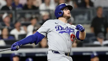 Max Muncy pega jonrón de 2 carreras y los Dodgers vencen 2-1 a Yankees