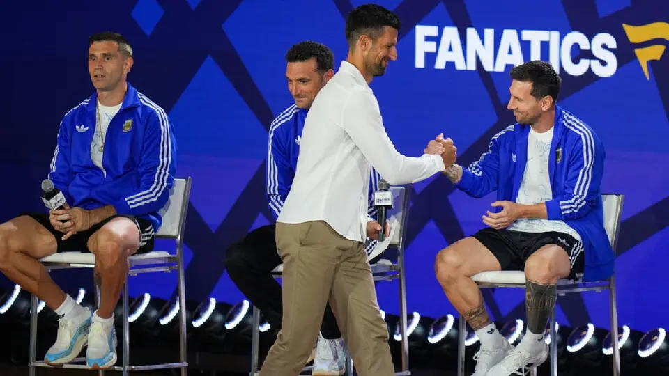 Lionel Messi con Novak Djokovic en evento de la FIFA | AP
