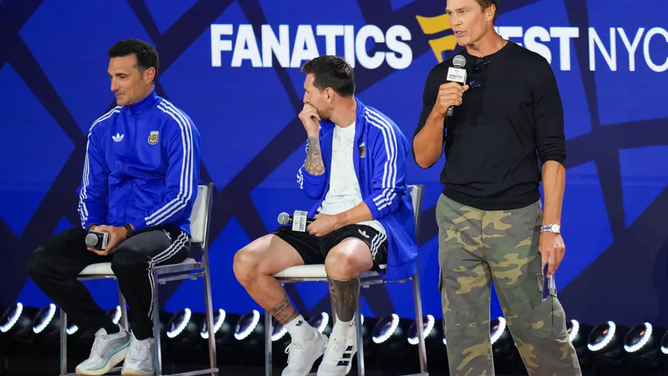 Lionel Messi, Lionel Scaloni y Tom Brady, en evento de FIFA | AP