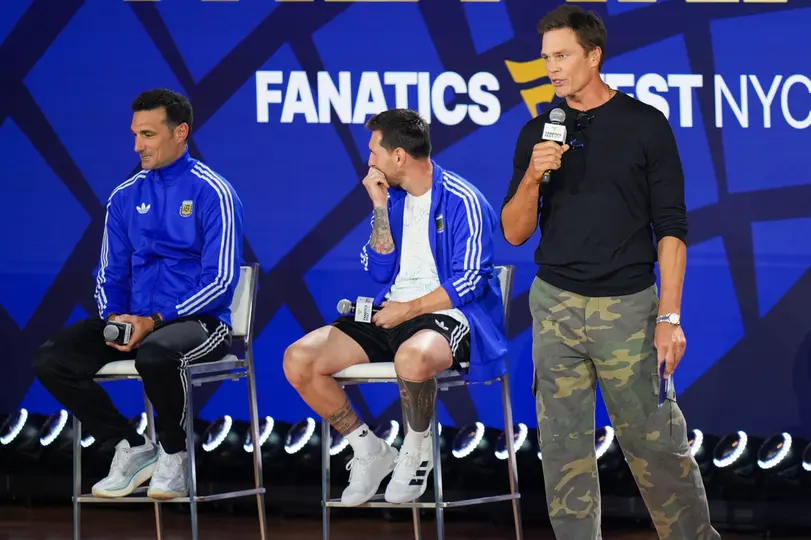 Lionel Messi, Lionel Scaloni y Tom Brady, en evento de FIFA | AP