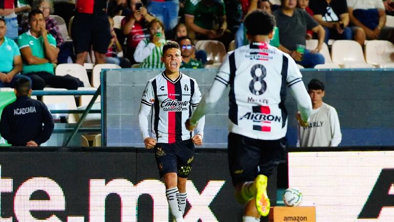 Ponchito González festejando ante Léon | IMAGO7
