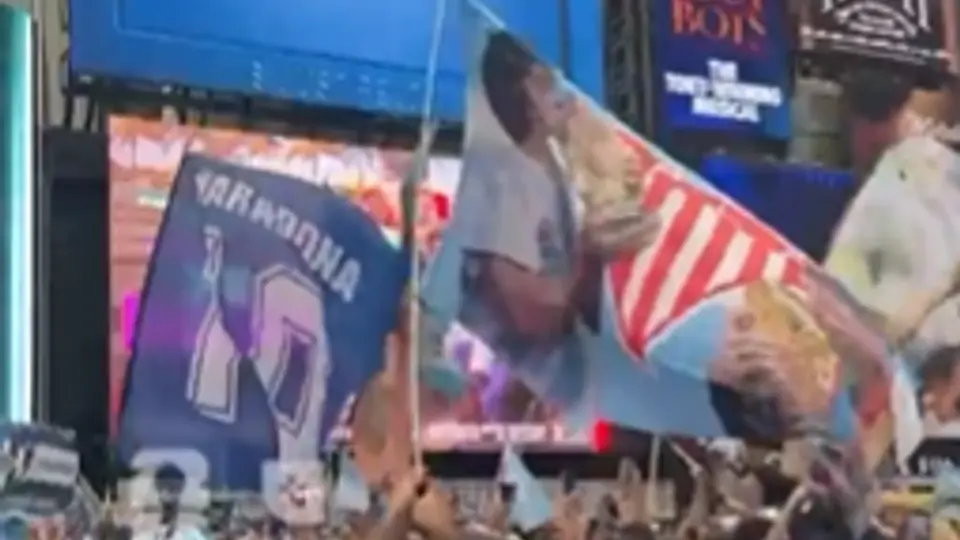 ¿Y los españoles? Argentinos colapsan el Times Square de Albiceleste previo a Final