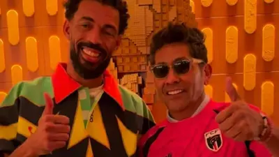 Jorge Campos y Vozinha intercambian playeras en Nueva York