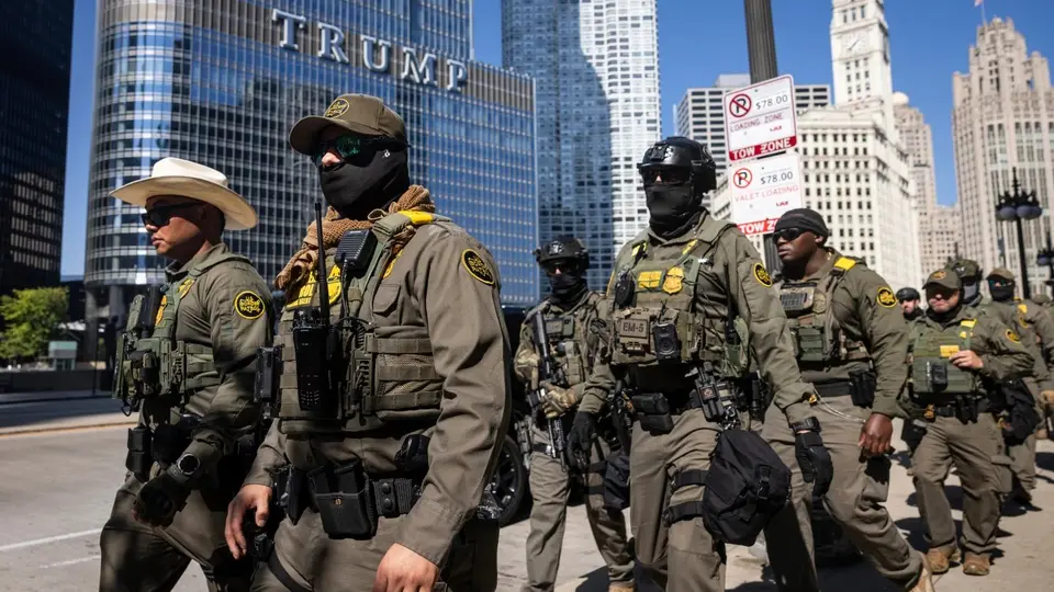 Agentes federales de ICE durante una redada | AP