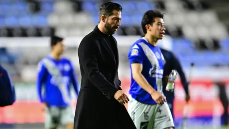 Benjamín Mora sale entre abucheos tras derrota de Pachuca ante Puebla