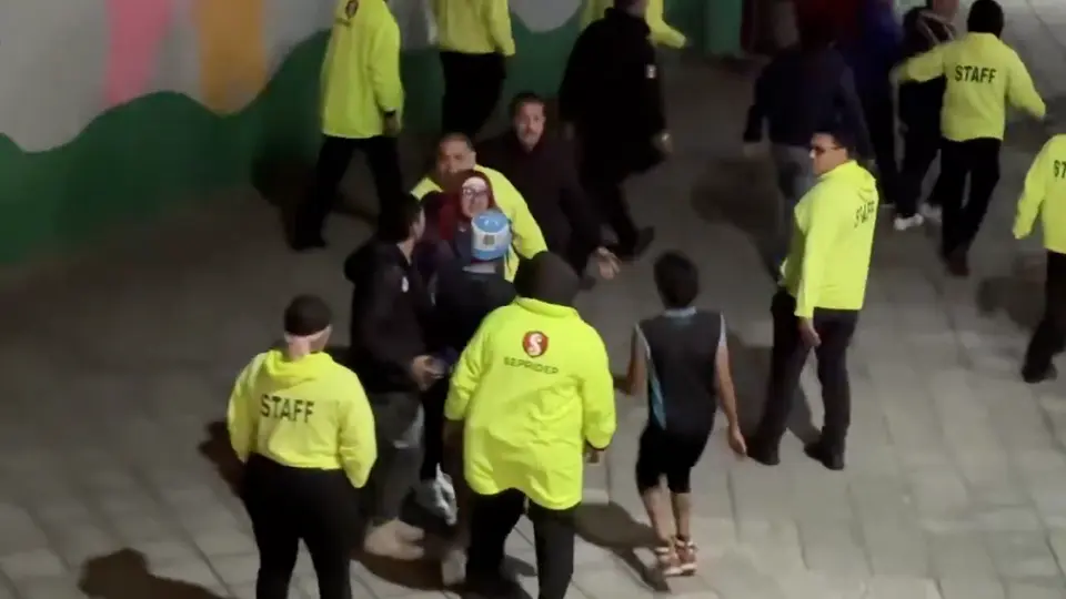 Elemento de seguridad del Estadio Hidalgo golpea a aficionado de Puebla tras el partido de la Jornada 4