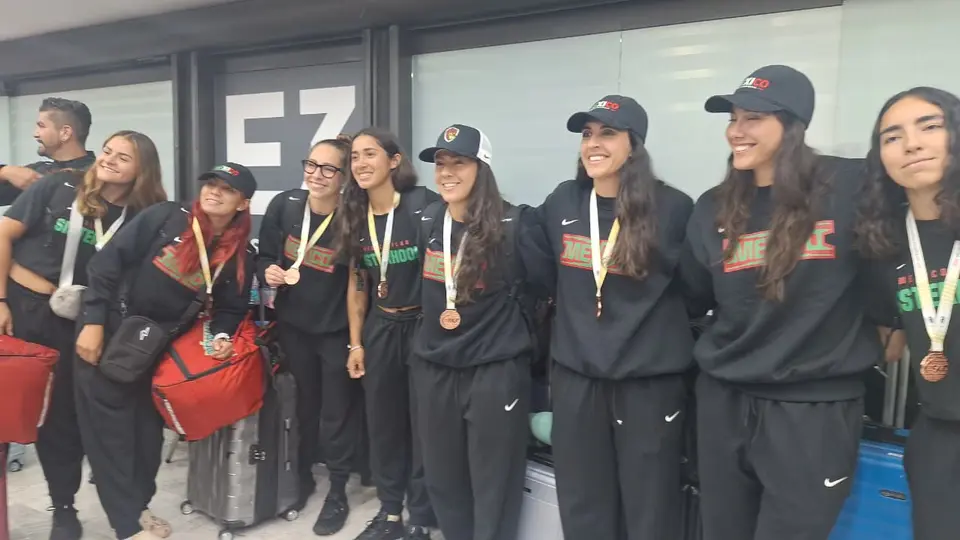 Equipo mexicano femenil de Flag Football presumiendo su medalla de bronce | JOSÉ MORENO