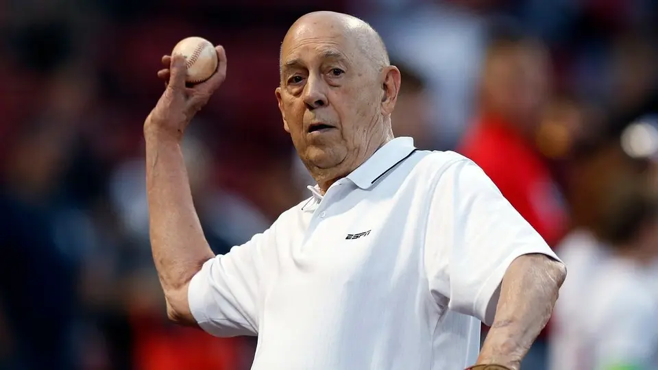 Bill Rasmussen lanza la primera bola en un partido de los Boston Red Sox | AP