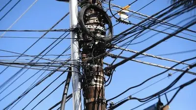 ¿Hay cables viejos en el poste de tu calle? Así puedes solicitar que los retiren