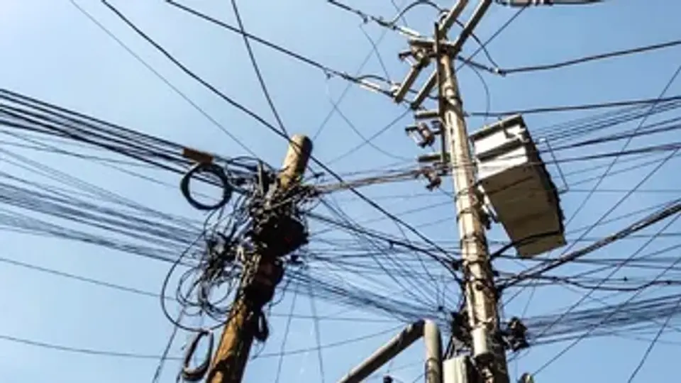 Los vecinos deben tomar tres fotografías desde un lugar seguro para documentar el estado del cableado./ RS