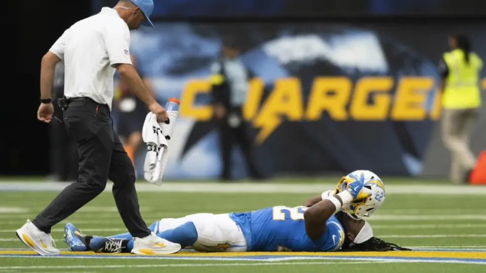 Najee Harris se lamenta tras lesionarse el tendón de Aquiles en 2025 con los Chargers | AP