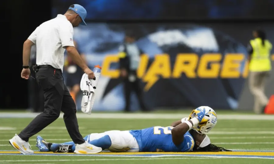 Najee Harris se lamenta tras lesionarse el tendón de Aquiles en 2025 con los Chargers | AP