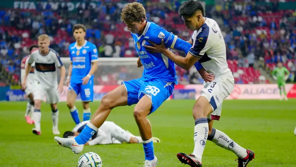 Emiliano Castañeda en el partido de Cruz Azul contra Atlante en el Apertura 2026 | MEXSPORT