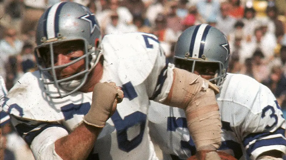 John Niland escoltando a Tony Dorsett de los Dallas Cowboys | X @CowboysHistory
