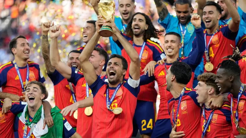 Rodri levanta el trofeo de la Copa del Mundo | AP
