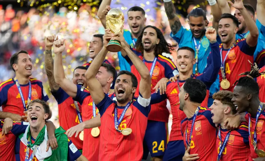 Rodri levanta el trofeo de la Copa del Mundo | AP