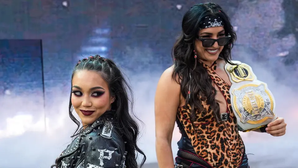 Roxanne Pérez y Raquel Rodríguez como campeonas en parejas femeninas | wwe.com