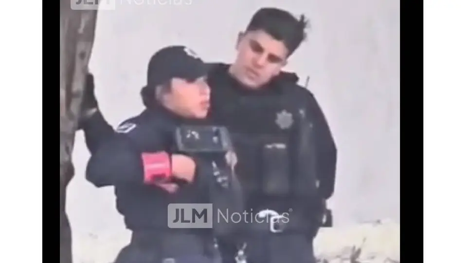 El video muestra al hombre jalando del cabello a la mujer mientras ambos se encuentran uniformados y en plena vía pública./ Captura de pantalla