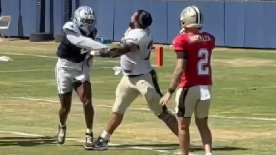 Donovan Ezereiraku, jugador de los Cowboys en pelea con jugador de los Saints | CAPTURA
