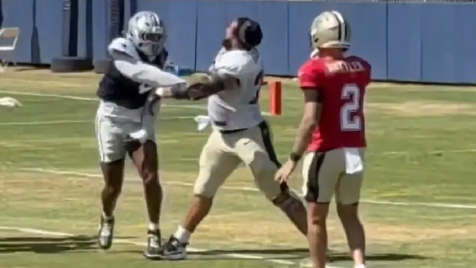 Donovan Ezereiraku, jugador de los Cowboys en pelea con jugador de los Saints | CAPTURA