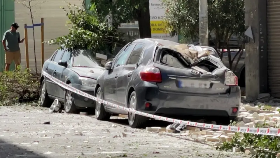 Se observan vehículos dañados tras un terremoto en Granada de 4.8/ AFP