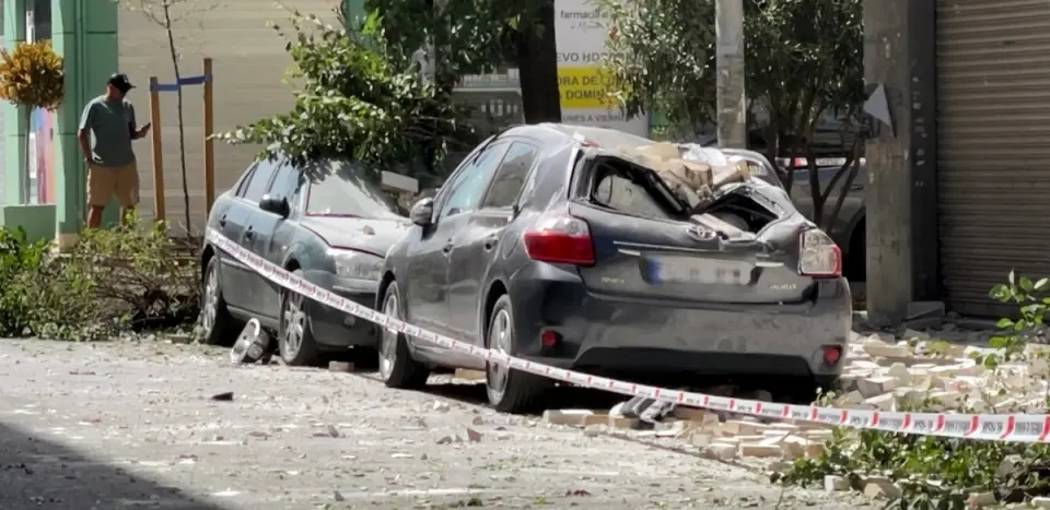 Se observan vehículos dañados tras un terremoto en Granada de 4.8/ AFP