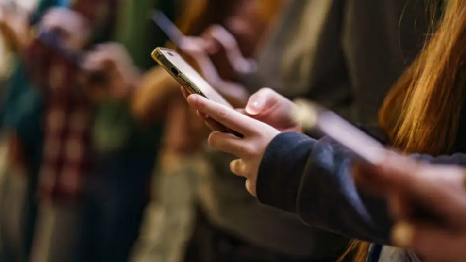 La SEP no ha anunciado una prohibición general de celulares o tablets en las escuelas. / iStock