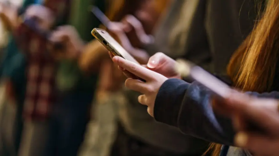 La SEP acordó regular el uso de celulares dentro de las aulas de todo México. / iStock